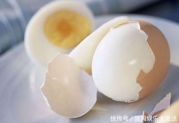 水煮蛋|白水煮蛋时,多加一勺“它”,鸡蛋又香又嫩,还能3秒剥壳