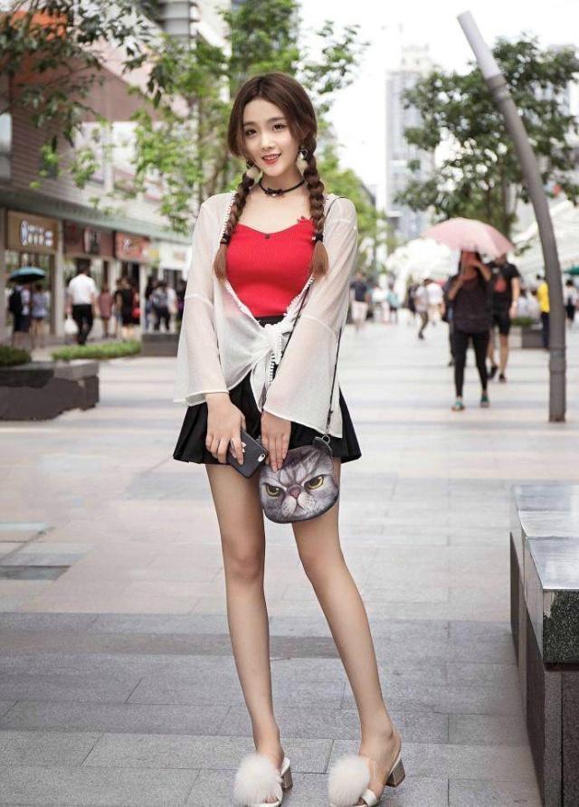 开衫|笑容迷人的小姐姐,连衣裙搭配白色开衫,尽显优雅的女神风采