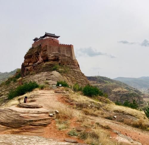 千人|中国“最惊险”的古堡，掏空整座山体建于悬崖之上，最多时住着千人