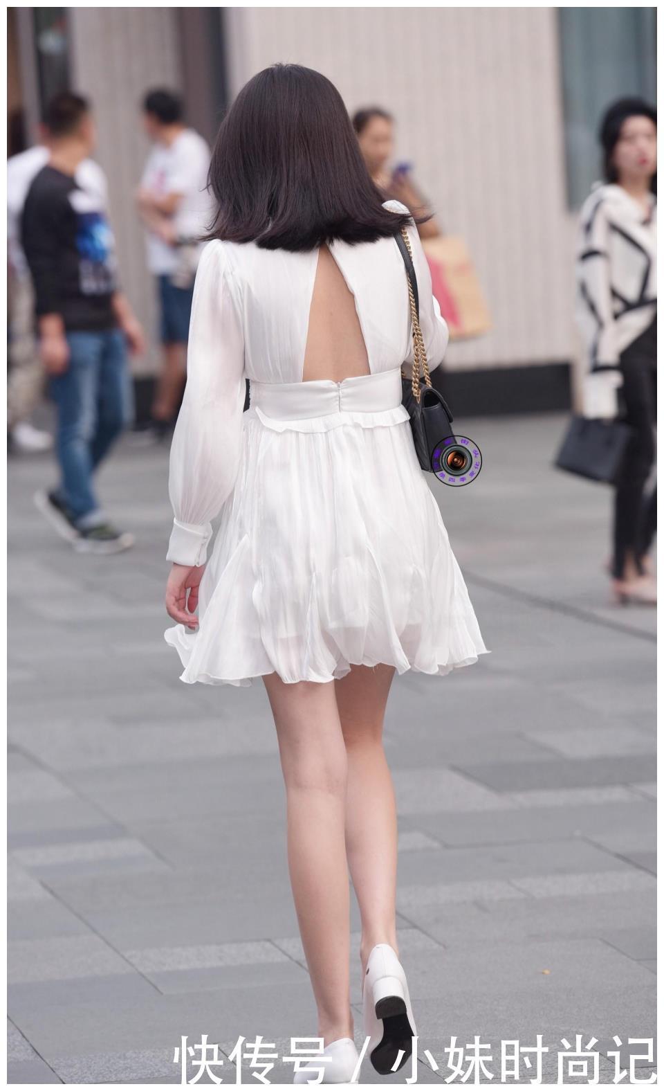 显胖|街拍:穿白色连衣裙, 美女搭配一条白色腰封, 不显胖还提升档次