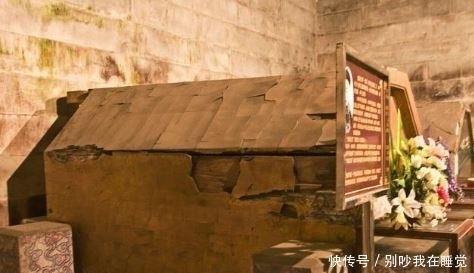 拖出|实拍清朝光绪皇帝陵墓,光绪双脚被拖出棺材,隆裕皇后化作骷髅