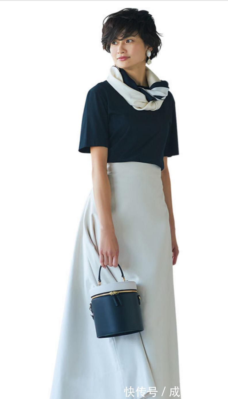 减龄|40岁女人怎么穿时尚减龄?十种黑色T恤的搭配方法,时髦又显瘦