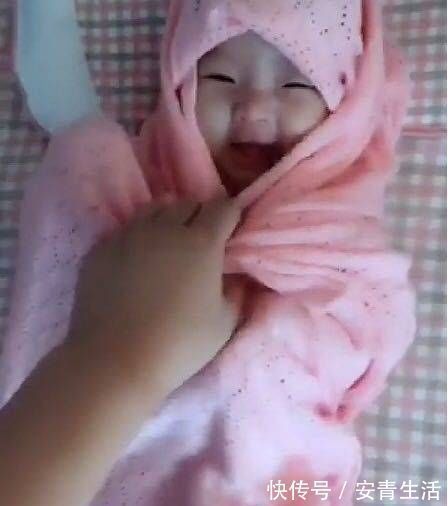 宝妈|宝宝午睡醒了,宝妈想叫宝宝起床,看到宝宝造型后,宝妈笑弯了腰