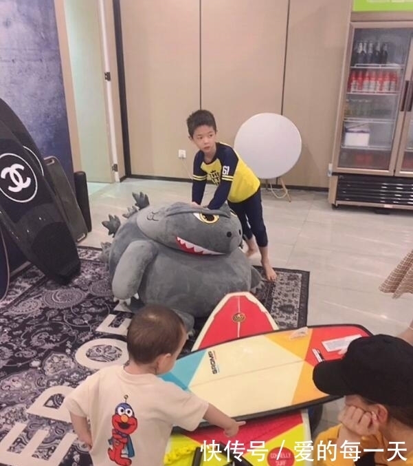 网友偶遇霍思燕杜江冲浪,嗯哼赤脚玩,粉丝被问小女孩说“三不”