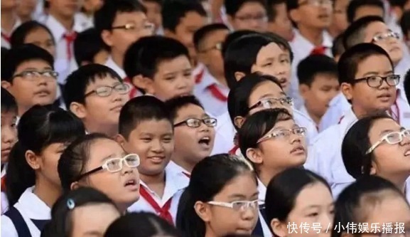 爸爸妈妈|爸爸妈妈带儿子逛售楼处,孩子盯着沙盘不动,走近一看服了