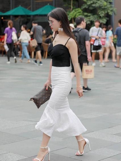 黑吊带配白鱼尾裙,层次分明,立体感十足