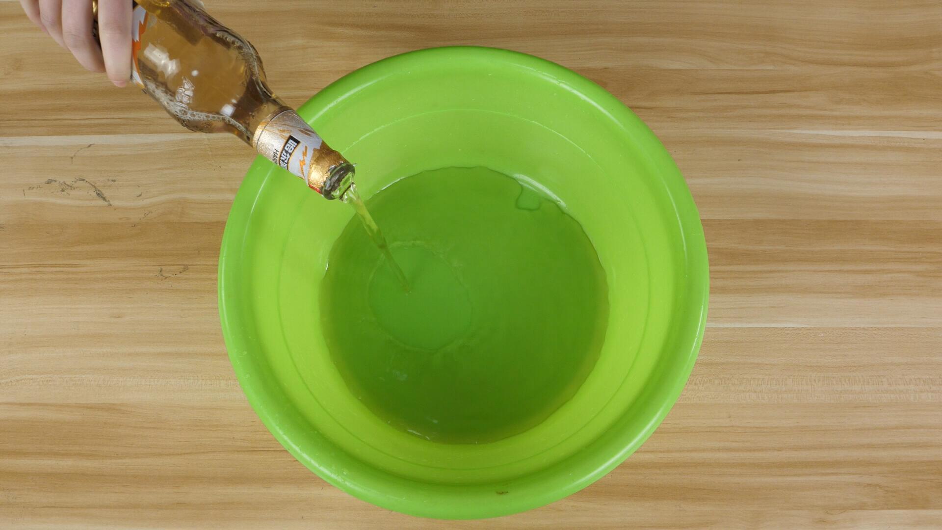 今天才知道，擦玻璃还有这么个窍门，不用一滴水，干净明亮没水渍