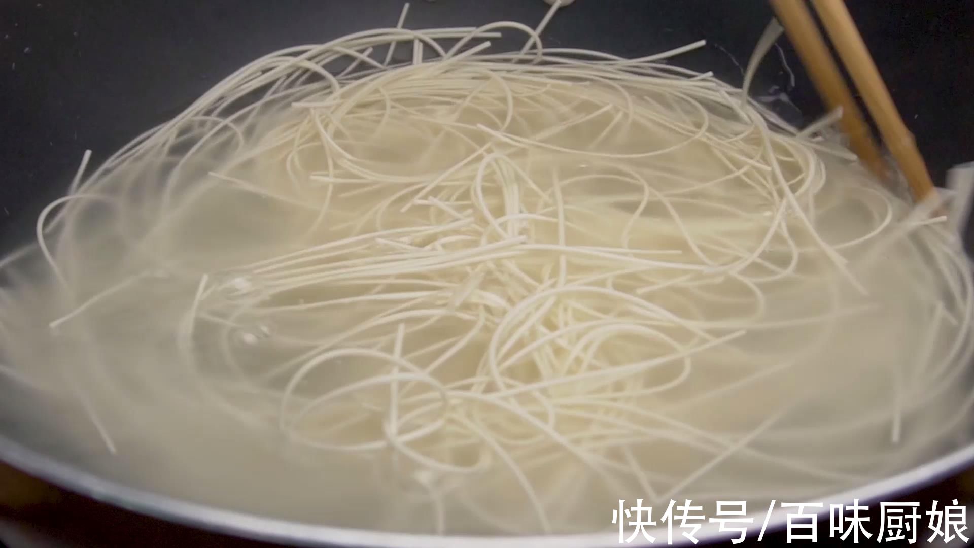 面条这样做,加葱花一点缀,简单又美味,一点也不比饭店做的差