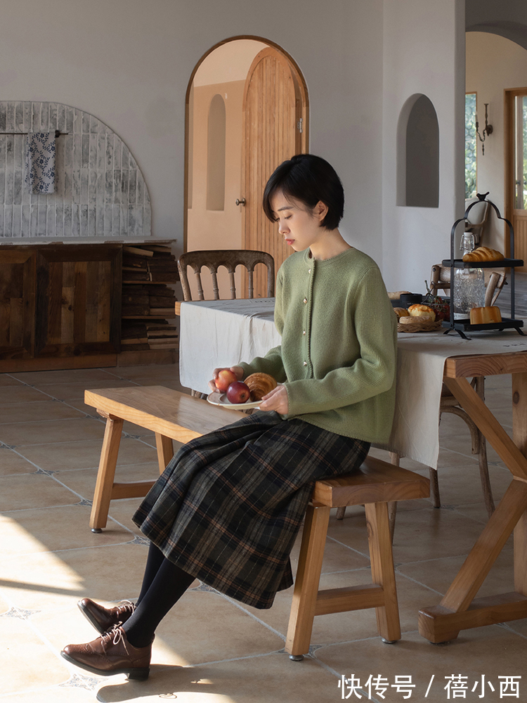 半身裙 优雅女人都会穿“毛衣开衫”,看她们就知道了,骨子里透着高级感