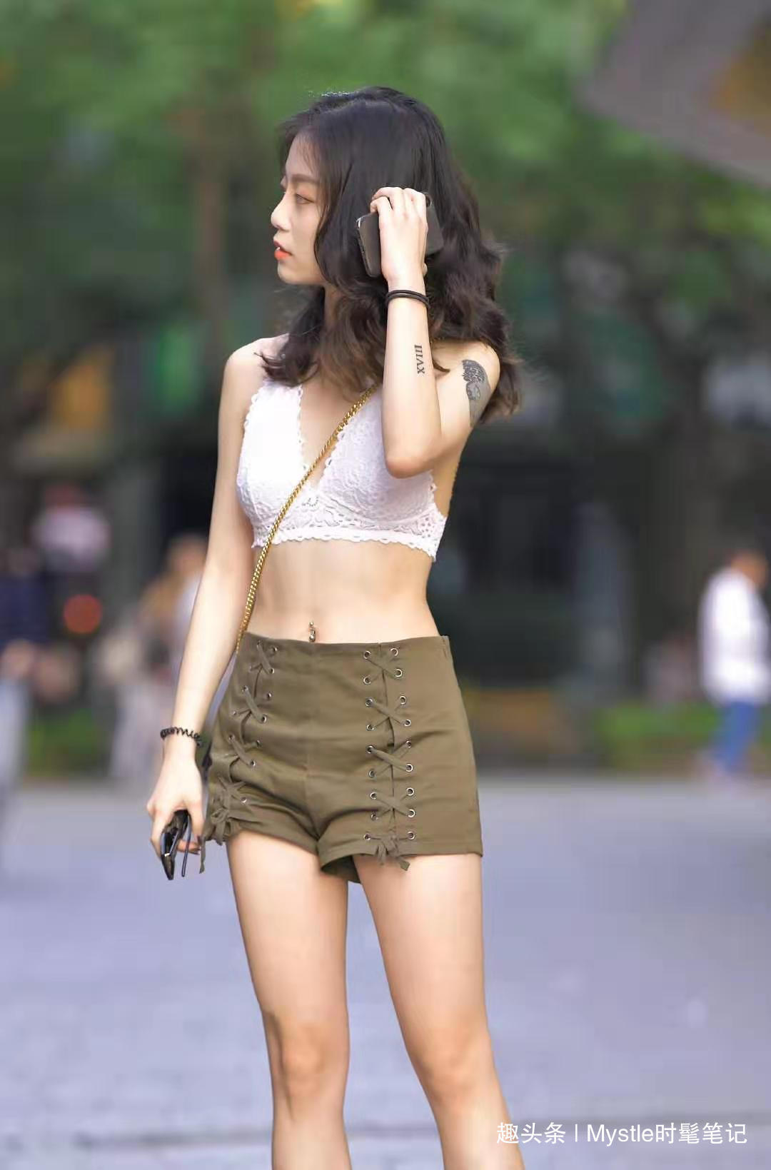 vivian 日常的清凉时髦穿搭,蕾丝短打背心+工装短裤,减龄又有青春活力