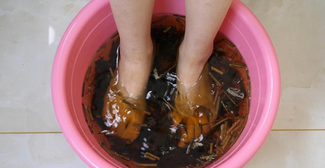 艾叶煮水|北京一女子,经常用艾叶煮水洗头,5个月后,身体有什么变化吗?