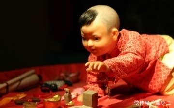 雍正|雍正一岁时抓阄，拿着毛笔随便写了个字，康熙看到后脸色大变