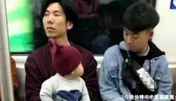 宝爸|花痴宝宝‘’第一次坐地铁,对着小哥哥不停‘’放电‘’,宝爸很无奈