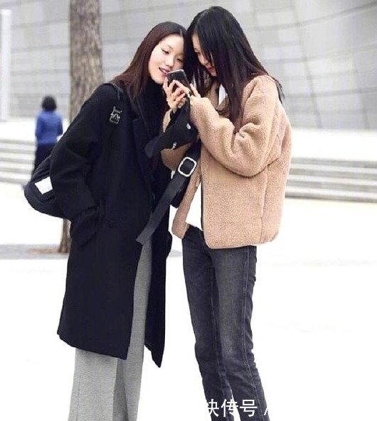 阔腿裤 黑色衣服搭配什么裤子好看,50岁的女人穿的很年轻