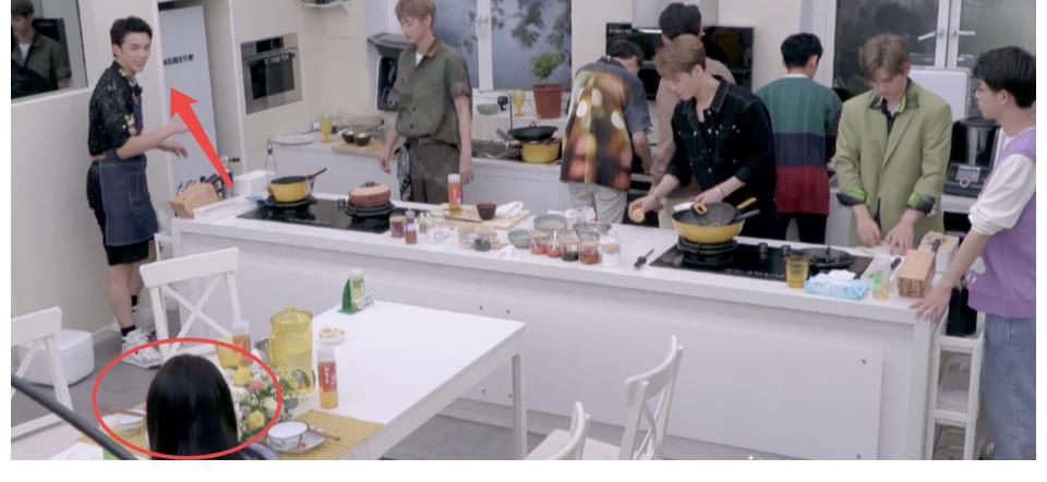 拜托了冰箱|赵丽颖录节目沉默寡言状态差,何炅耿直提醒:麻烦偶尔说几句话