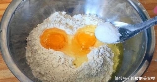 鸡蛋|面粉不蒸不烙,打入2个鸡蛋,出锅比红烧肉还香,我家一周准做3次