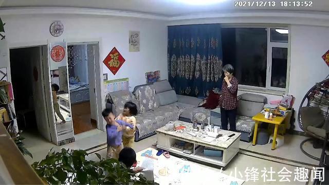 父母|姐弟一言不合动手打架,爸爸说出不拉架原因,网友:说得好有道理