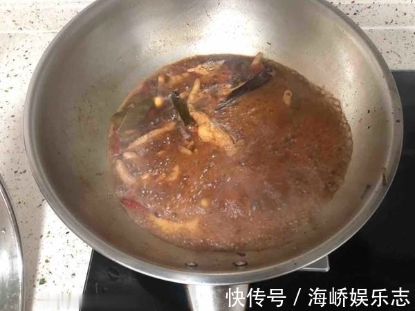 教你在家做红烧鸡爪，掌握好这做法，光闻味就流口水，越吃越上瘾