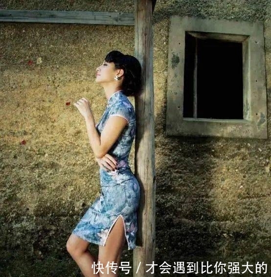 旗袍美人,天姿国色,嫩指纤纤,千姿百媚,楚楚动人!