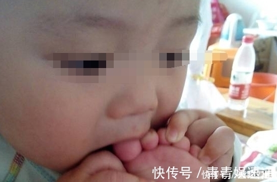 大脑袋|宝宝睡醒后有这种行为,说明大脑袋正在快速运转,宝妈可别打断!