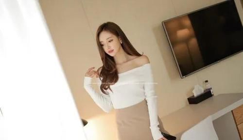  美女|美女穿搭：初雪肤白翻领螺纹针织抹肩衫，温柔的身姿很迷人