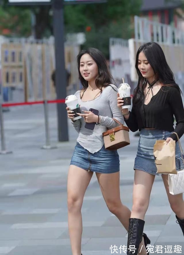 高跟鞋 时尚长袖衫+牛仔短裙,配上高跟鞋,这样穿搭,清爽美丽又时尚