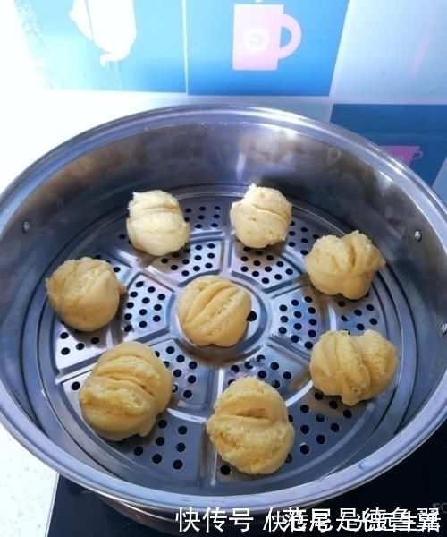 面粉这样做,只要一个蒸锅,比馒头松软香甜,吃一次就会喜欢上它