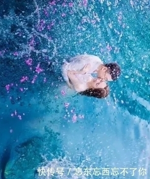 新人游泳池拍婚纱照,大哥竟丢了个西瓜在水里,成片还蛮好看的