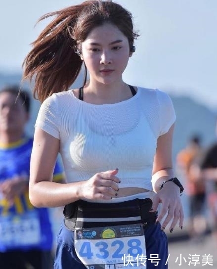 路人街拍:苹果臀不再流行,菠萝臀美女才更动人!