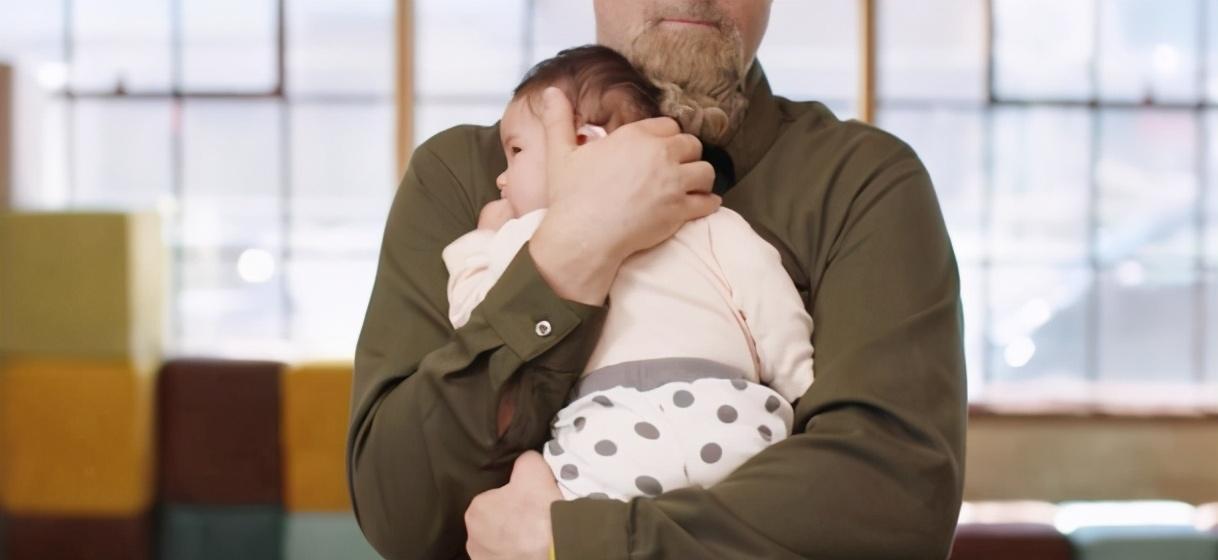 家长|错误的抱姿,很可能让宝宝变成“歪脖子”,3种姿势要注意