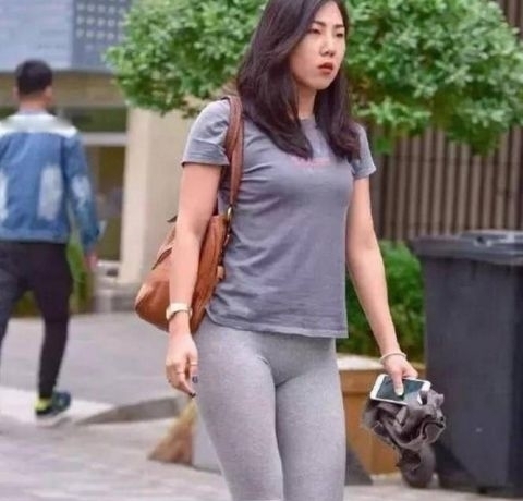 街拍匀称身材的小姐姐，搭配打底裤，很有时尚街头感