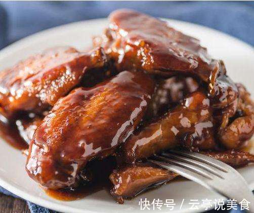 媳妇今晚做了几道他最拿手的下饭菜, 一家三口吃的很开心!