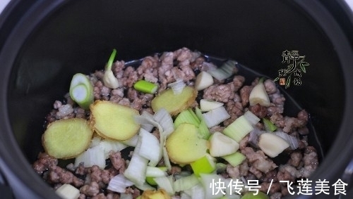 油菜|中午用2两肉炖了1锅菜，汤鲜菜香，无肉不欢的老公也抢着吃