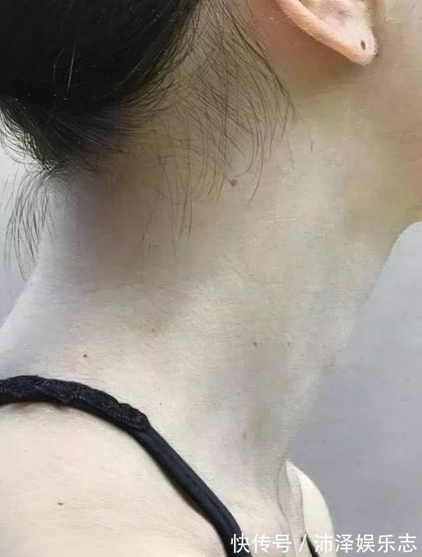 幅画作#日本“水中少女”图,因太逼真被争相收藏,网友忍不住想放大看