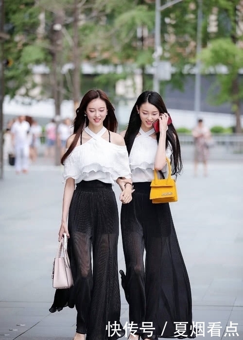 女人|街拍丨如果女人穿同样服装,那拼的就是身材和颜值了