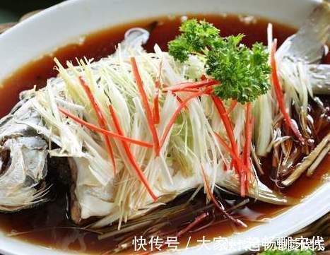 清蒸鱼|做清蒸鱼,放盐还是生抽都不放,教你正确做法,鱼肉鲜美滑嫩