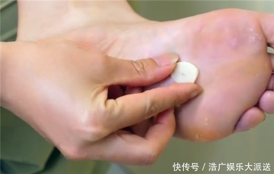 睡觉前,在脚底贴一片蒜瓣有奇效,看完回家也试试