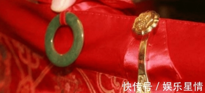 袈裟&释永信身穿16万袈裟,扣环却是高端翡翠,他哪来的这些钱?