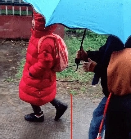 哥哥|雨天哥俩一起上学,恰巧遇到哥哥的女同学,后面的事,笑喷妈妈