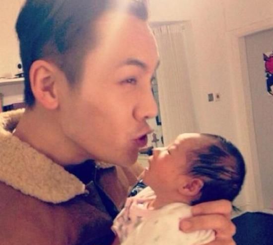 水花|下雨天外甥玩水不回家,小姨将计就计,看看谁弄得水花大