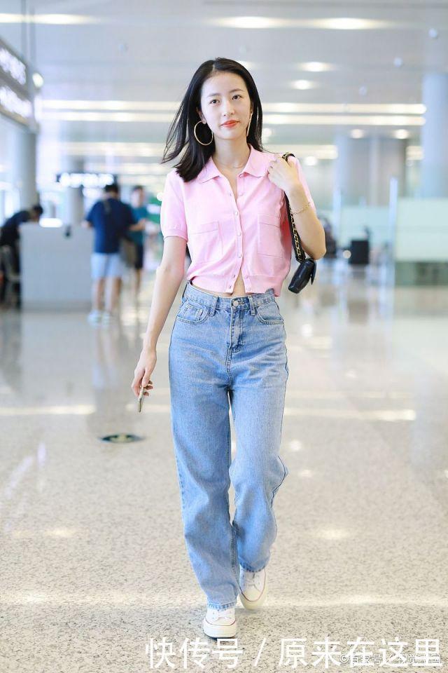 最近火了一种新穿法叫“上短下长”,时髦显腿长,明星都爱穿