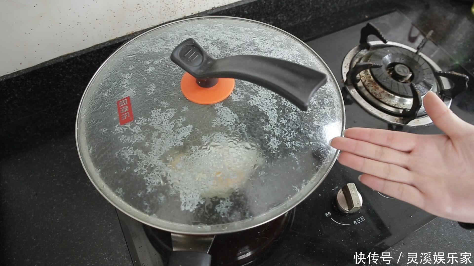 煎荷包蛋时，油里多放一样东西，荷包蛋又圆又嫩，0失误还不粘锅