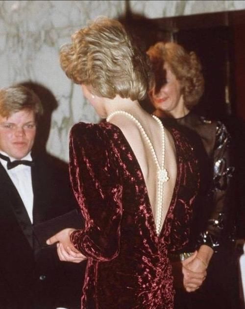 额头|狗链子戴额头上,珍珠项链背部反戴,戴安娜的时髦凯特梅根追不上