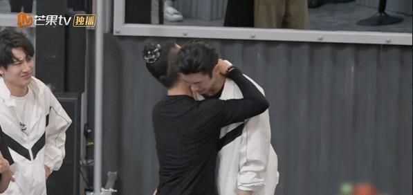 在《哥哥的下午茶》中,张云龙说没想到自己参加哥哥会哇哇大哭