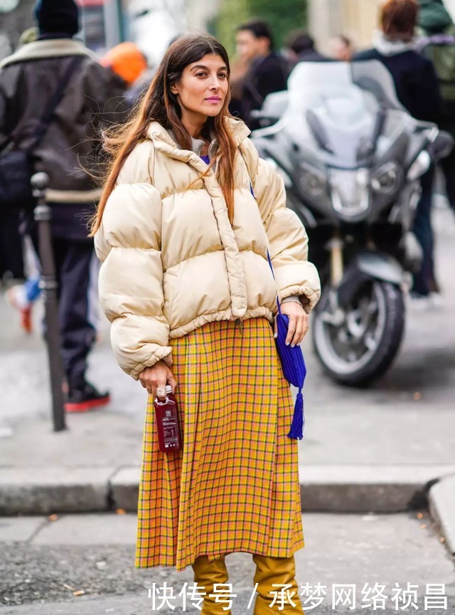 “黑羽绒服”别再穿了,今年最流行这3款羽绒服,穿对一款你就赢