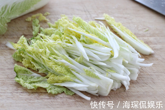 年夜饭别只盯大鱼大肉吃，来道爽口开胃凉拌菜，中和油腻有益肠道