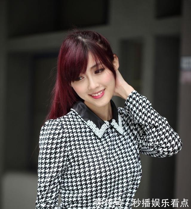 包臀短裙 格子衬衫搭配包臀短裙,展现纤细双腿,让自己更加具有时尚潮流范!