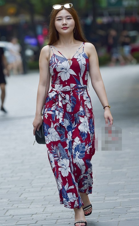 女人味 “微胖”女孩的身材都是很有型的,搭配服装更显女人味看着都美!