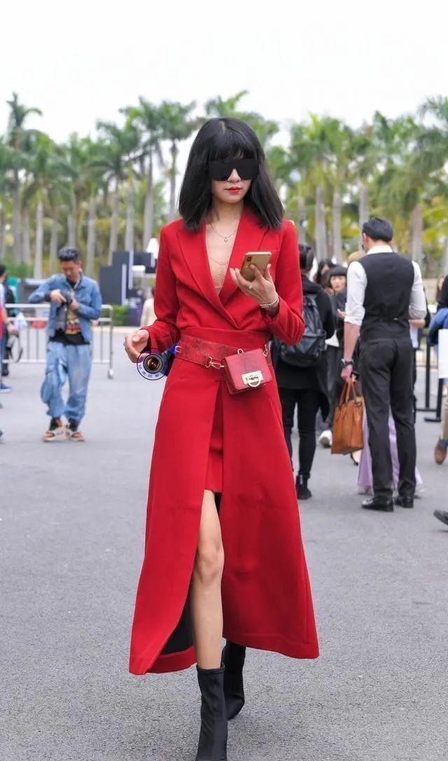 蕾丝|街拍美女:连衣裙自带女王光环,得体耐看又时尚,不信你看