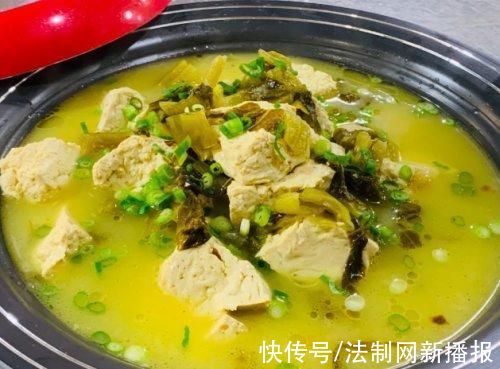 酸香扑鼻的洛南酸菜煮豆腐 在腾腾热气中缔造一场味蕾盛宴